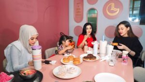 Ashanty Instagram - Cerita nya ini pas pembukaan @dapurasixreborn ehhh ditantang abang @attahalilintar buat donut paling enak sedunia katanya😀 aku sm kaka @aurelie.hermansyah ngulik2 berkali2 dan akhirnya??? Menurut kalian berhasil nggak guys?
Yg jelas mulai dari cucu2 sampai @aaliyah.massaid semua doyan banget makanan dan es campur @dapurasixreborn apa lagi Donut nya hehehe