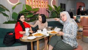 Ashanty Instagram - Cerita nya ini pas pembukaan @dapurasixreborn ehhh ditantang abang @attahalilintar buat donut paling enak sedunia katanya😀 aku sm kaka @aurelie.hermansyah ngulik2 berkali2 dan akhirnya??? Menurut kalian berhasil nggak guys?
Yg jelas mulai dari cucu2 sampai @aaliyah.massaid semua doyan banget makanan dan es campur @dapurasixreborn apa lagi Donut nya hehehe