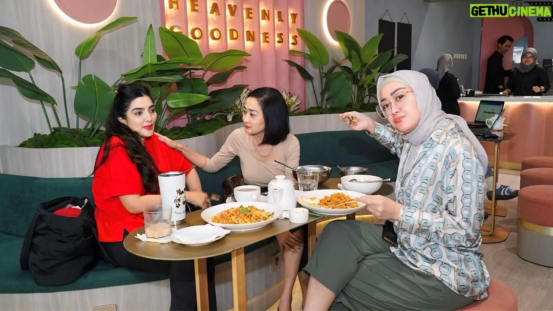 Ashanty - 21.5K Likes - Cerita nya ini pas pembukaan @dapurasixreborn ehhh ditantang abang @attahalilintar buat donut paling enak sedunia katanya😀 aku sm kaka @aurelie.hermansyah ngulik2 berkali2 dan akhirnya??? Menurut kalian berhasil nggak guys? 

Yg jelas mulai dari cucu2 sampai @aaliyah.massaid semua doyan banget makanan dan es campur @dapurasixreborn apa lagi Donut nya hehehe