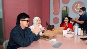Ashanty Instagram - Cerita nya ini pas pembukaan @dapurasixreborn ehhh ditantang abang @attahalilintar buat donut paling enak sedunia katanya😀 aku sm kaka @aurelie.hermansyah ngulik2 berkali2 dan akhirnya??? Menurut kalian berhasil nggak guys?
Yg jelas mulai dari cucu2 sampai @aaliyah.massaid semua doyan banget makanan dan es campur @dapurasixreborn apa lagi Donut nya hehehe