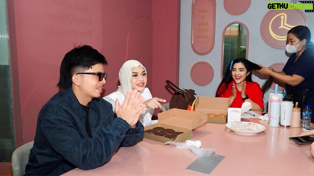 Ashanty - 21.5K Likes - Cerita nya ini pas pembukaan @dapurasixreborn ehhh ditantang abang @attahalilintar buat donut paling enak sedunia katanya😀 aku sm kaka @aurelie.hermansyah ngulik2 berkali2 dan akhirnya??? Menurut kalian berhasil nggak guys? 

Yg jelas mulai dari cucu2 sampai @aaliyah.massaid semua doyan banget makanan dan es campur @dapurasixreborn apa lagi Donut nya hehehe