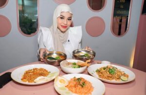 Ashanty Instagram - Cerita nya ini pas pembukaan @dapurasixreborn ehhh ditantang abang @attahalilintar buat donut paling enak sedunia katanya😀 aku sm kaka @aurelie.hermansyah ngulik2 berkali2 dan akhirnya??? Menurut kalian berhasil nggak guys?
Yg jelas mulai dari cucu2 sampai @aaliyah.massaid semua doyan banget makanan dan es campur @dapurasixreborn apa lagi Donut nya hehehe