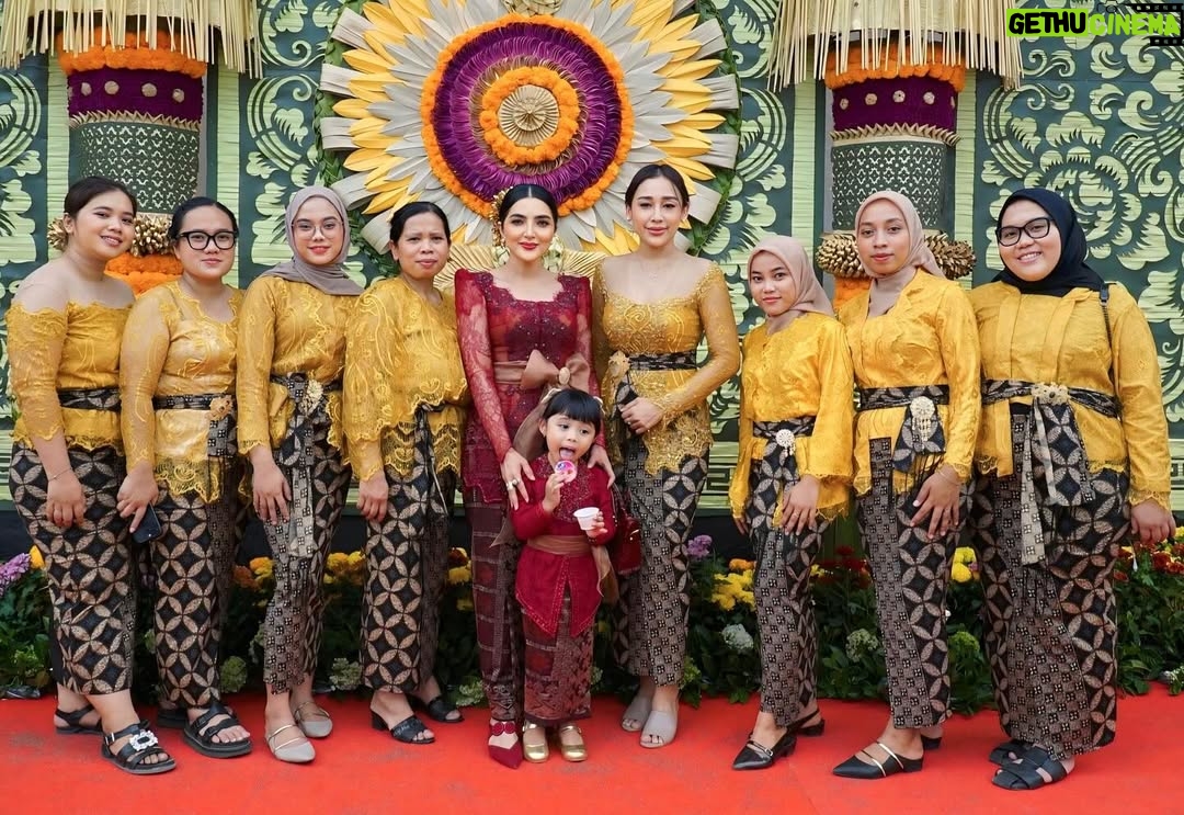 Ashanty - 67.7K Likes - Alhamdulillah bisa kumpul🙏
Silaturahmi di acara @kvin_menzel dan @chintyangelinaa , semoga bisa selalu penuh dengan cinta, seperti kami hari ini yg sangat bahagia bisa hadir mengikuti acara adat yg luar biasa penuh makna!!