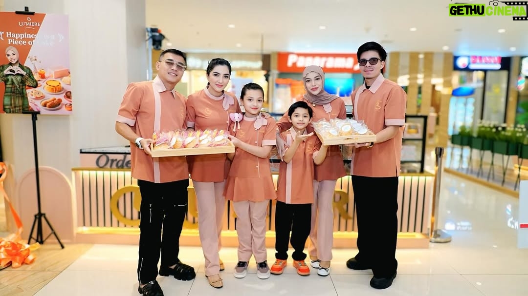 Ashanty - 32.3K Likes - Alhamdulillah ya Allah, pembukaan @lumiere.pusat diberi kelancaran..
Terima kasih semua yg udah suka dan kangen sama menu2 dari Lumiere!!
Rasanya bener2 seperti 6 tahun lalu saat kita mau pembukaan.. hanya aja ini lebih matang, lebih komplit, dan pastinya kedepan akan banyak inovasi2 dari kami😍
Mohon doanya yaa🙏🙏🙏

Outfit by @bloomingelephant