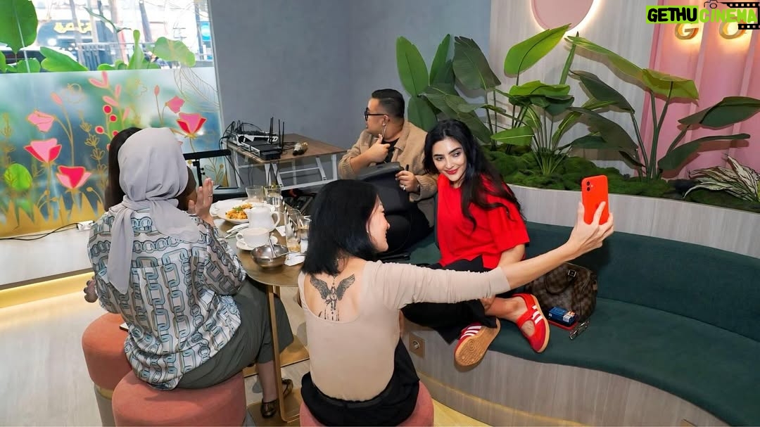 Ashanty - 21.5K Likes - Cerita nya ini pas pembukaan @dapurasixreborn ehhh ditantang abang @attahalilintar buat donut paling enak sedunia katanya😀 aku sm kaka @aurelie.hermansyah ngulik2 berkali2 dan akhirnya??? Menurut kalian berhasil nggak guys? 

Yg jelas mulai dari cucu2 sampai @aaliyah.massaid semua doyan banget makanan dan es campur @dapurasixreborn apa lagi Donut nya hehehe