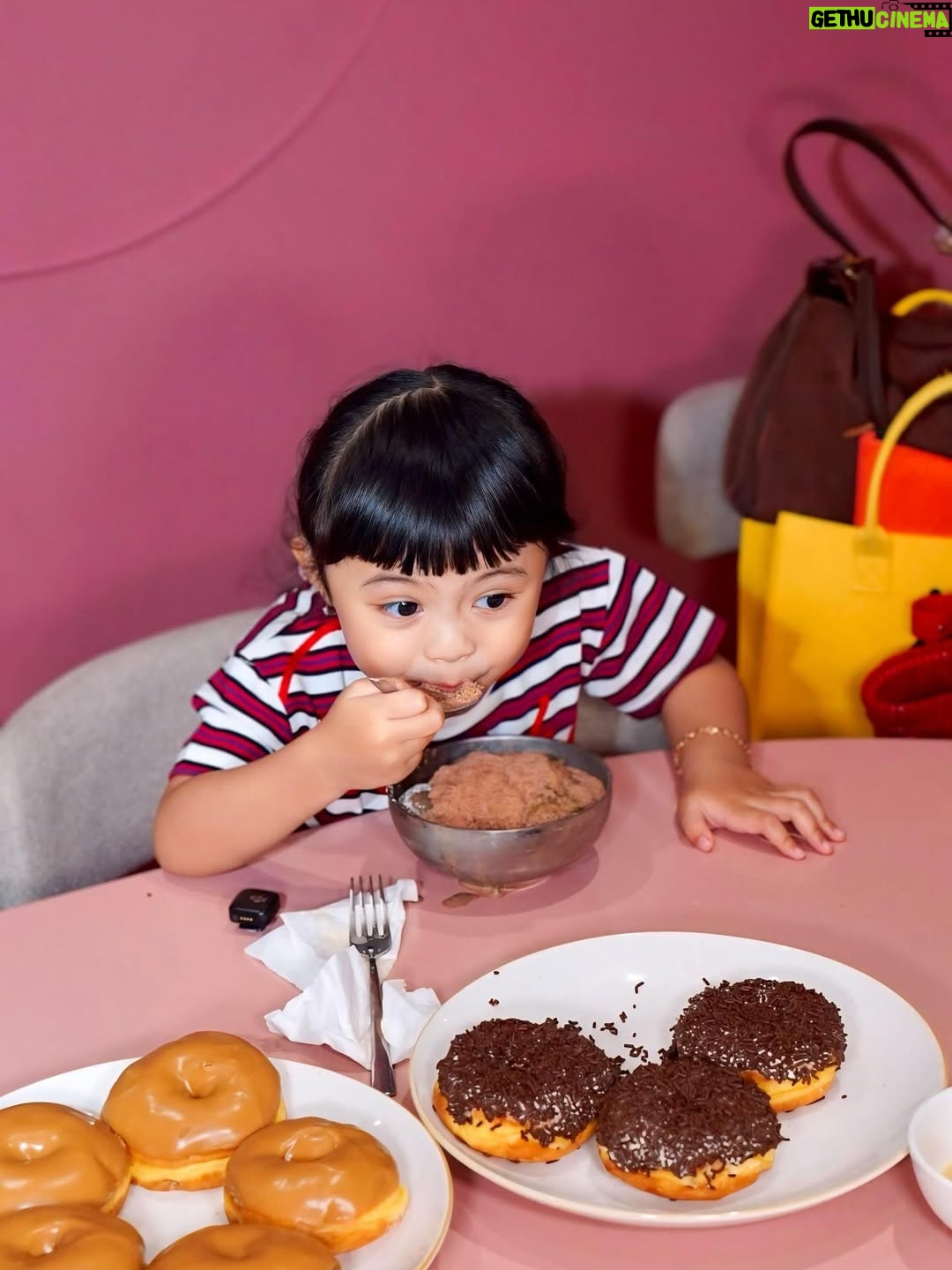 Ashanty - 21.5K Likes - Cerita nya ini pas pembukaan @dapurasixreborn ehhh ditantang abang @attahalilintar buat donut paling enak sedunia katanya😀 aku sm kaka @aurelie.hermansyah ngulik2 berkali2 dan akhirnya??? Menurut kalian berhasil nggak guys? 

Yg jelas mulai dari cucu2 sampai @aaliyah.massaid semua doyan banget makanan dan es campur @dapurasixreborn apa lagi Donut nya hehehe