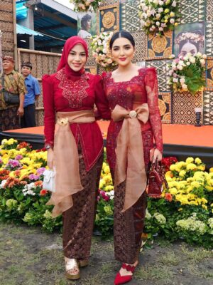 Ashanty Instagram - Loved ones at a special celebration😍
Outfit @windysavosacouture
MUA : @sita_makeup
Hairdo : @ayuhairstylist
