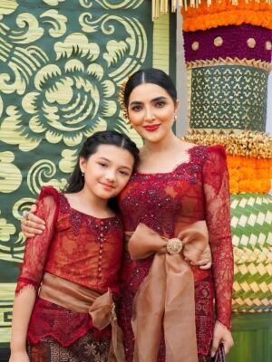 Ashanty Instagram - Loved ones at a special celebration😍
Outfit @windysavosacouture
MUA : @sita_makeup
Hairdo : @ayuhairstylist