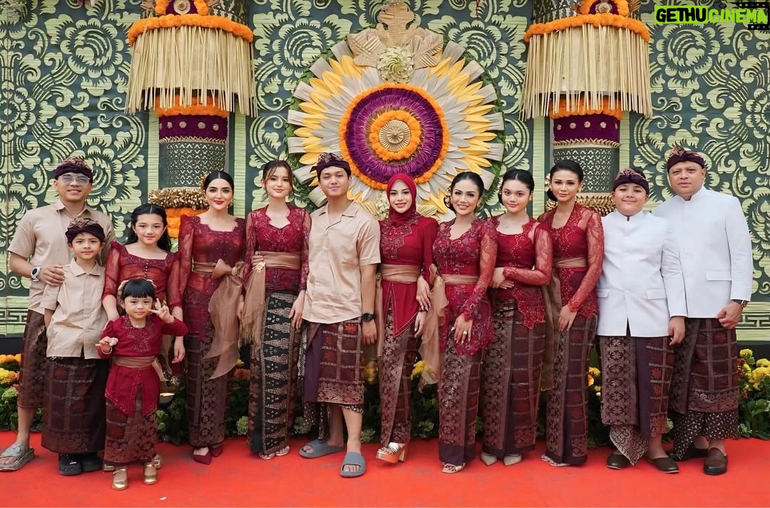 Ashanty - 67.7K Likes - Alhamdulillah bisa kumpul🙏
Silaturahmi di acara @kvin_menzel dan @chintyangelinaa , semoga bisa selalu penuh dengan cinta, seperti kami hari ini yg sangat bahagia bisa hadir mengikuti acara adat yg luar biasa penuh makna!!