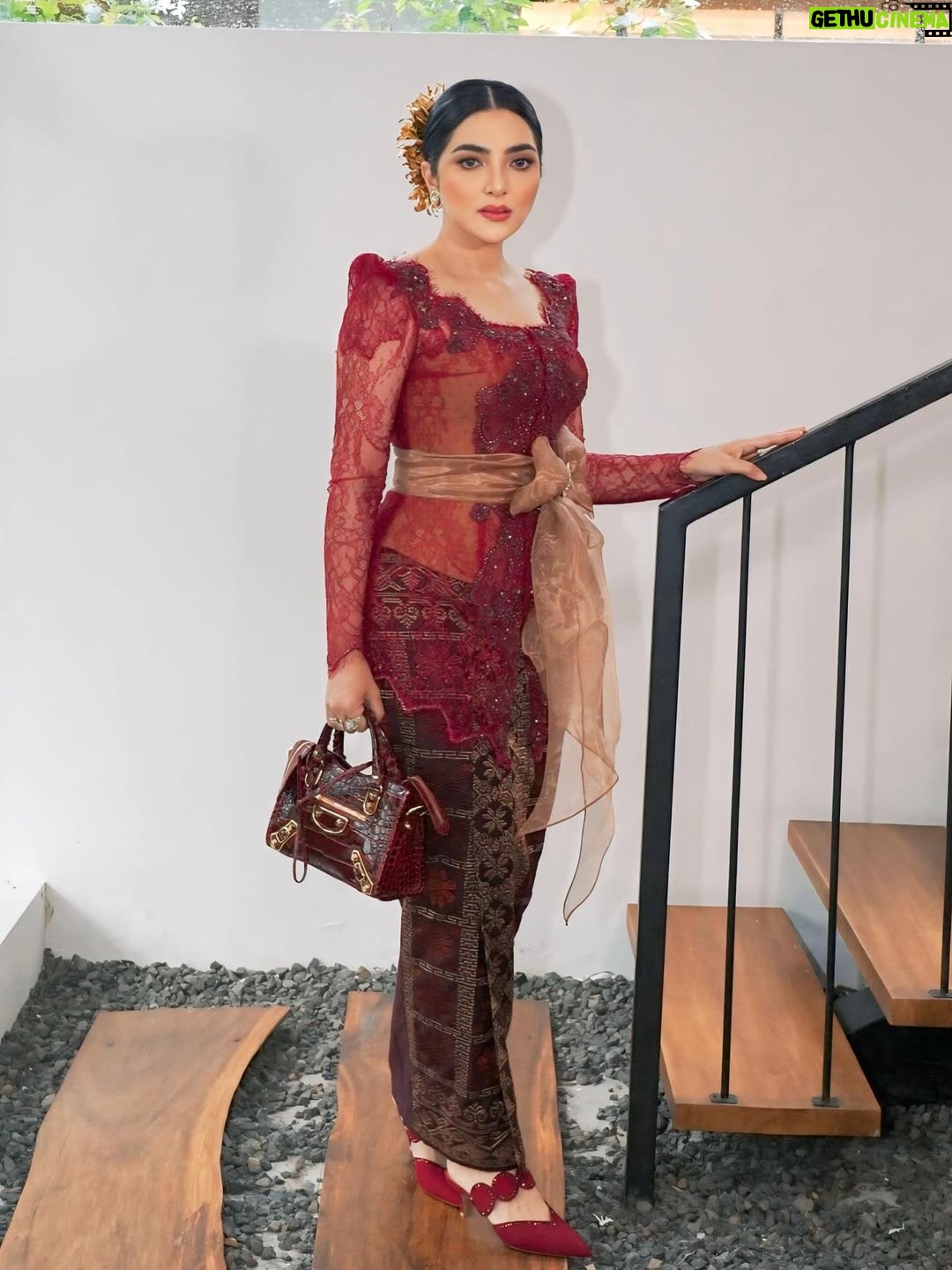 Ashanty - 222.1K Likes - Loved ones at a special celebration😍

Outfit @windysavosacouture 
MUA : @sita_makeup 
Hairdo : @ayuhairstylist