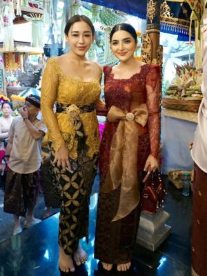 Ashanty Instagram - Loved ones at a special celebration😍
Outfit @windysavosacouture
MUA : @sita_makeup
Hairdo : @ayuhairstylist