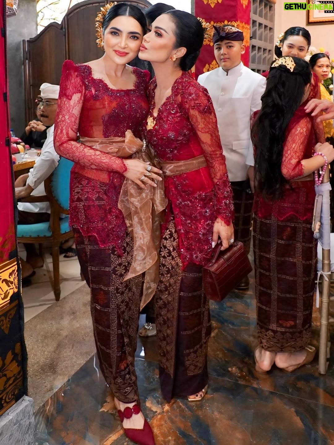 Ashanty - 222.1K Likes - Loved ones at a special celebration😍

Outfit @windysavosacouture 
MUA : @sita_makeup 
Hairdo : @ayuhairstylist