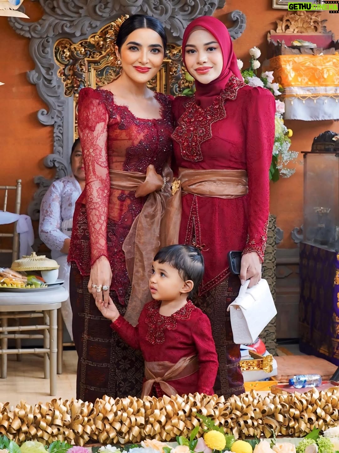 Ashanty - 222.1K Likes - Loved ones at a special celebration😍

Outfit @windysavosacouture 
MUA : @sita_makeup 
Hairdo : @ayuhairstylist