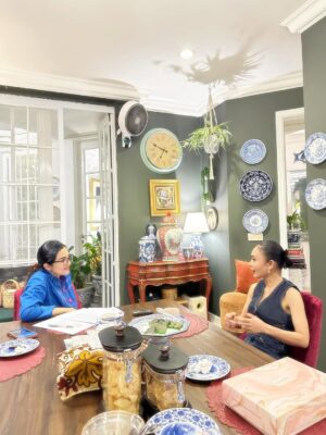 Ashanty Instagram - Secangkir teh panas, dan obrolan santai dengan Bunda yg awet muda dan baik hati🙏
Terima kasih untuk waktu nya, menjadi salah satu informan in-depth interview Desertasi saya😍