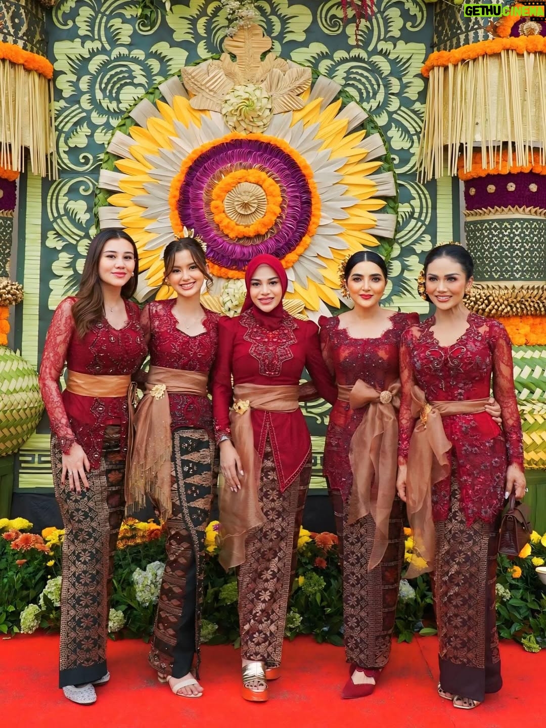 Ashanty - 67.7K Likes - Alhamdulillah bisa kumpul🙏
Silaturahmi di acara @kvin_menzel dan @chintyangelinaa , semoga bisa selalu penuh dengan cinta, seperti kami hari ini yg sangat bahagia bisa hadir mengikuti acara adat yg luar biasa penuh makna!!