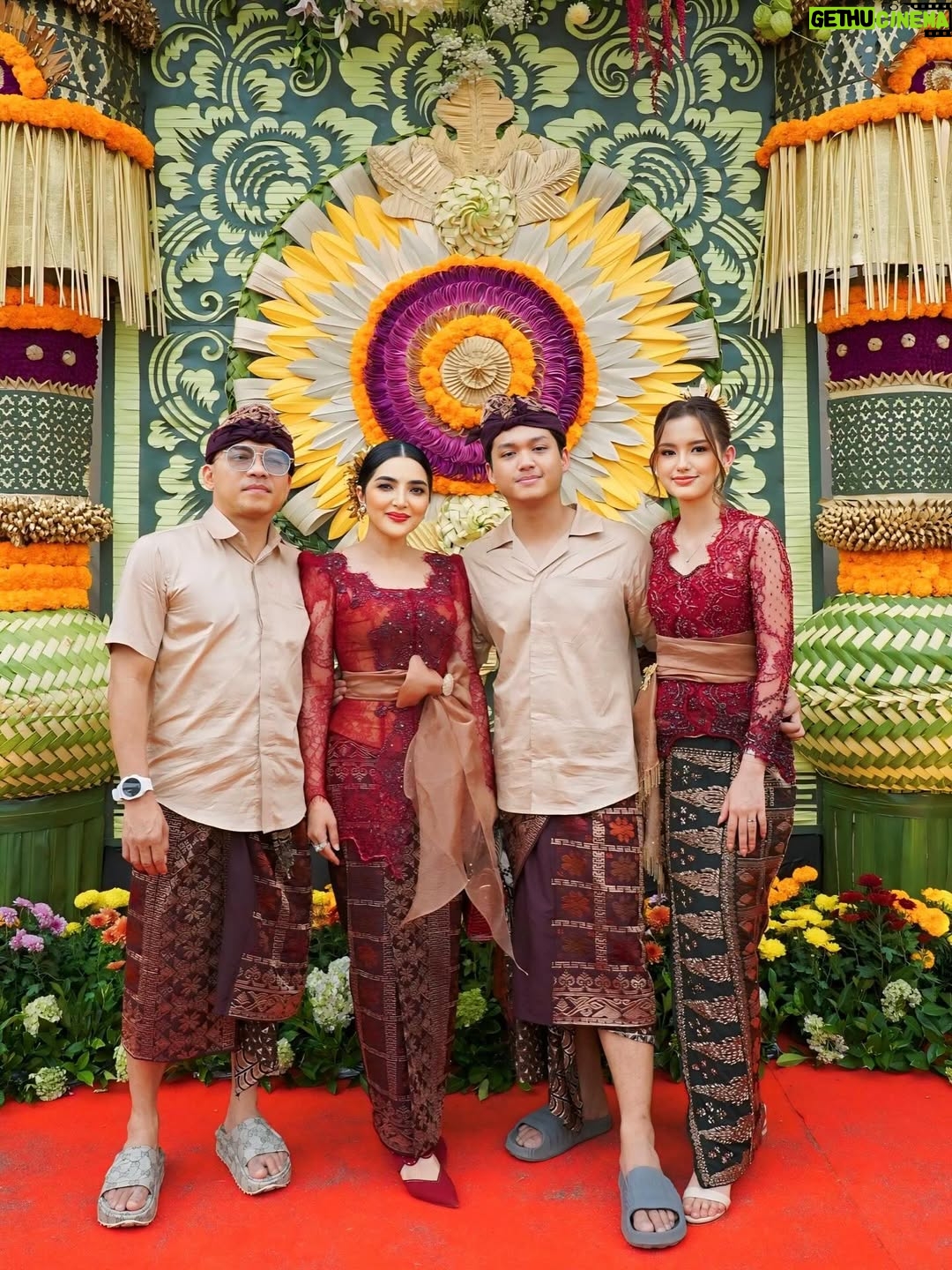 Ashanty - 67.7K Likes - Alhamdulillah bisa kumpul🙏
Silaturahmi di acara @kvin_menzel dan @chintyangelinaa , semoga bisa selalu penuh dengan cinta, seperti kami hari ini yg sangat bahagia bisa hadir mengikuti acara adat yg luar biasa penuh makna!!
