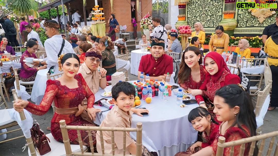 Ashanty - 67.7K Likes - Alhamdulillah bisa kumpul🙏
Silaturahmi di acara @kvin_menzel dan @chintyangelinaa , semoga bisa selalu penuh dengan cinta, seperti kami hari ini yg sangat bahagia bisa hadir mengikuti acara adat yg luar biasa penuh makna!!