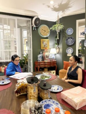 Ashanty Instagram - Secangkir teh panas, dan obrolan santai dengan Bunda yg awet muda dan baik hati🙏
Terima kasih untuk waktu nya, menjadi salah satu informan in-depth interview Desertasi saya😍