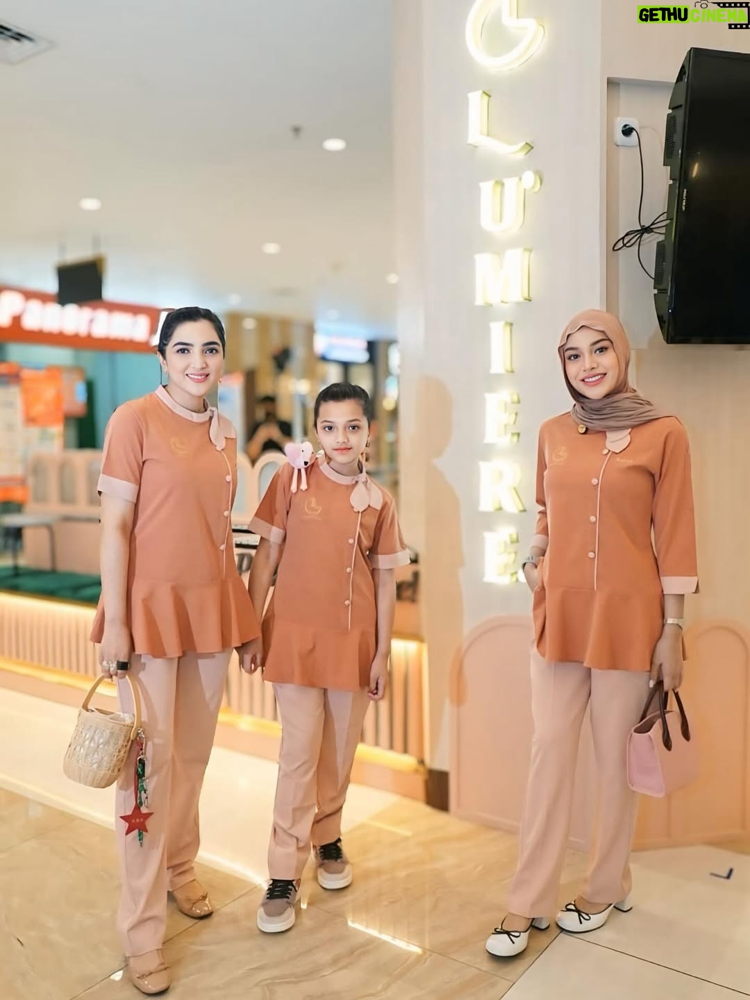 Ashanty - 32.3K Likes - Alhamdulillah ya Allah, pembukaan @lumiere.pusat diberi kelancaran..
Terima kasih semua yg udah suka dan kangen sama menu2 dari Lumiere!!
Rasanya bener2 seperti 6 tahun lalu saat kita mau pembukaan.. hanya aja ini lebih matang, lebih komplit, dan pastinya kedepan akan banyak inovasi2 dari kami😍
Mohon doanya yaa🙏🙏🙏

Outfit by @bloomingelephant
