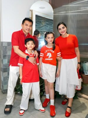 Ashanty Instagram - Tahun ini terasa berbeda dari tahun2 sebelum nya😃
Tiap tahun pasti selalu buat acara lomba sm karyawan2 dan keluarga, kali ini lagi banyak hal yg berturut2 menguras energi, tenaga, dan pikiran..
tapi kita tetap berdiri kokoh dan kuat, seperti bagaimana dulu pahllawan2 kita memperjuangkan kemerdekaan!!
Jadinya hari ini jaga warung aja @dapurasixreborn nemenin karyawan2 kesayangan yg juga lagi berjuang bersama untuk keluarga mereka..
Merdeka!!
-17 Agustus 2025-