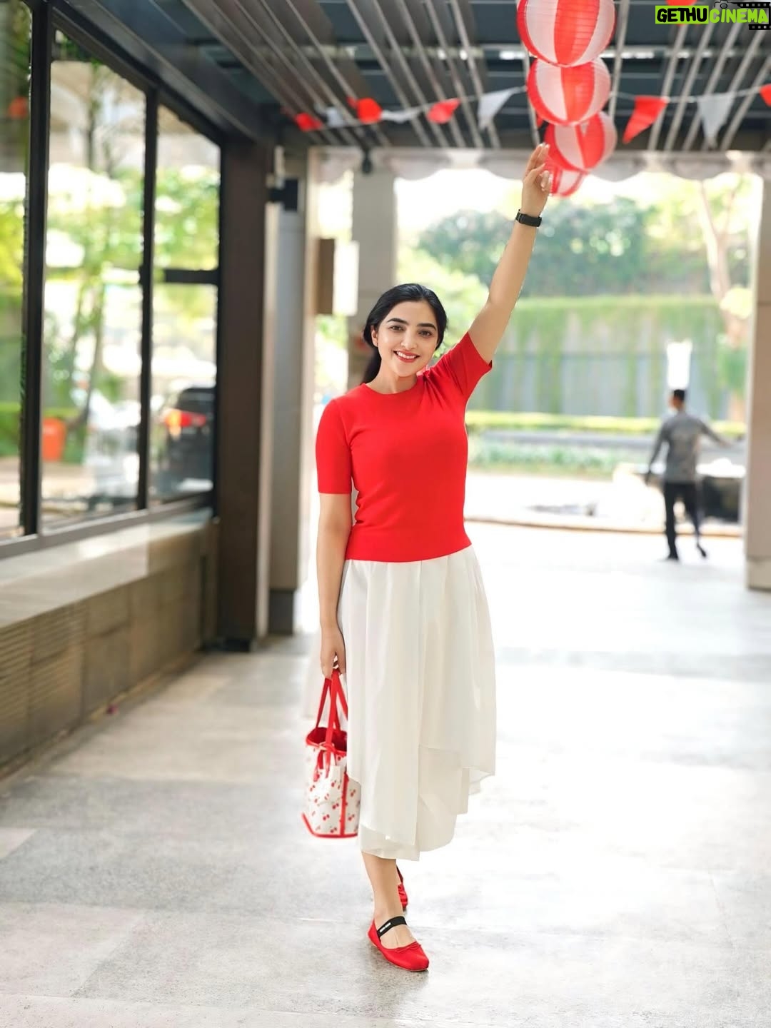 Ashanty - 34.2K Likes - Tahun ini terasa berbeda dari tahun2 sebelum nya😃
Tiap tahun pasti selalu buat acara lomba sm karyawan2 dan keluarga, kali ini lagi banyak hal yg berturut2 menguras energi, tenaga, dan pikiran.. 
tapi kita tetap berdiri kokoh dan kuat, seperti bagaimana dulu pahllawan2 kita memperjuangkan kemerdekaan!!
Jadinya hari ini jaga warung aja @dapurasixreborn nemenin karyawan2 kesayangan yg juga lagi berjuang bersama untuk keluarga mereka..
Merdeka!!
-17 Agustus 2025-
