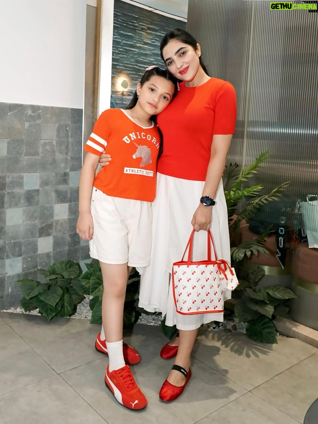 Ashanty - 34.2K Likes - Tahun ini terasa berbeda dari tahun2 sebelum nya😃
Tiap tahun pasti selalu buat acara lomba sm karyawan2 dan keluarga, kali ini lagi banyak hal yg berturut2 menguras energi, tenaga, dan pikiran.. 
tapi kita tetap berdiri kokoh dan kuat, seperti bagaimana dulu pahllawan2 kita memperjuangkan kemerdekaan!!
Jadinya hari ini jaga warung aja @dapurasixreborn nemenin karyawan2 kesayangan yg juga lagi berjuang bersama untuk keluarga mereka..
Merdeka!!
-17 Agustus 2025-