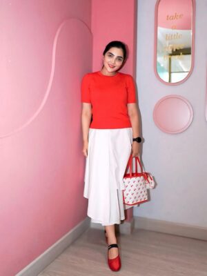Ashanty Instagram - Tahun ini terasa berbeda dari tahun2 sebelum nya😃
Tiap tahun pasti selalu buat acara lomba sm karyawan2 dan keluarga, kali ini lagi banyak hal yg berturut2 menguras energi, tenaga, dan pikiran..
tapi kita tetap berdiri kokoh dan kuat, seperti bagaimana dulu pahllawan2 kita memperjuangkan kemerdekaan!!
Jadinya hari ini jaga warung aja @dapurasixreborn nemenin karyawan2 kesayangan yg juga lagi berjuang bersama untuk keluarga mereka..
Merdeka!!
-17 Agustus 2025-