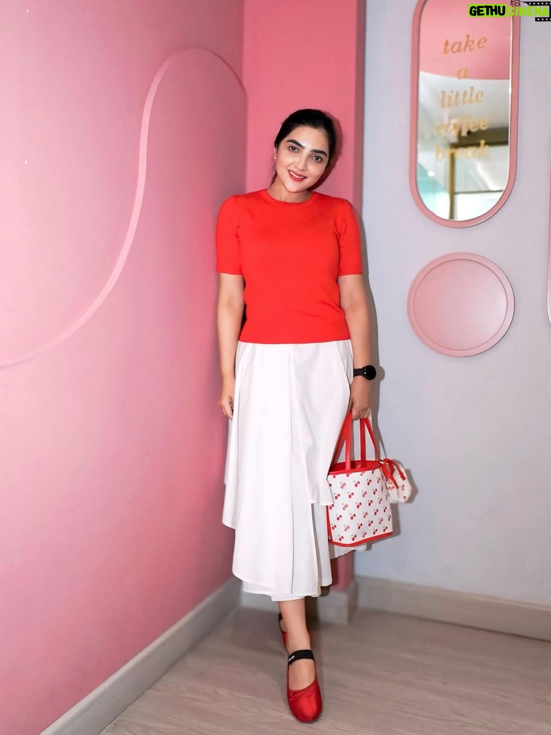Ashanty - 34.2K Likes - Tahun ini terasa berbeda dari tahun2 sebelum nya😃
Tiap tahun pasti selalu buat acara lomba sm karyawan2 dan keluarga, kali ini lagi banyak hal yg berturut2 menguras energi, tenaga, dan pikiran.. 
tapi kita tetap berdiri kokoh dan kuat, seperti bagaimana dulu pahllawan2 kita memperjuangkan kemerdekaan!!
Jadinya hari ini jaga warung aja @dapurasixreborn nemenin karyawan2 kesayangan yg juga lagi berjuang bersama untuk keluarga mereka..
Merdeka!!
-17 Agustus 2025-