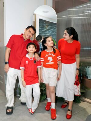 Ashanty Instagram - Tahun ini terasa berbeda dari tahun2 sebelum nya😃
Tiap tahun pasti selalu buat acara lomba sm karyawan2 dan keluarga, kali ini lagi banyak hal yg berturut2 menguras energi, tenaga, dan pikiran..
tapi kita tetap berdiri kokoh dan kuat, seperti bagaimana dulu pahllawan2 kita memperjuangkan kemerdekaan!!
Jadinya hari ini jaga warung aja @dapurasixreborn nemenin karyawan2 kesayangan yg juga lagi berjuang bersama untuk keluarga mereka..
Merdeka!!
-17 Agustus 2025-