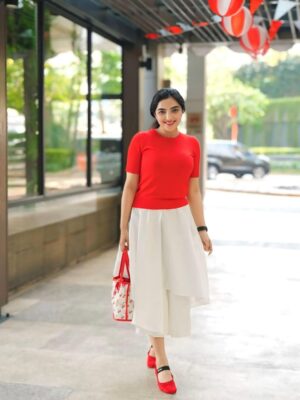 Ashanty Instagram - Tahun ini terasa berbeda dari tahun2 sebelum nya😃
Tiap tahun pasti selalu buat acara lomba sm karyawan2 dan keluarga, kali ini lagi banyak hal yg berturut2 menguras energi, tenaga, dan pikiran..
tapi kita tetap berdiri kokoh dan kuat, seperti bagaimana dulu pahllawan2 kita memperjuangkan kemerdekaan!!
Jadinya hari ini jaga warung aja @dapurasixreborn nemenin karyawan2 kesayangan yg juga lagi berjuang bersama untuk keluarga mereka..
Merdeka!!
-17 Agustus 2025-