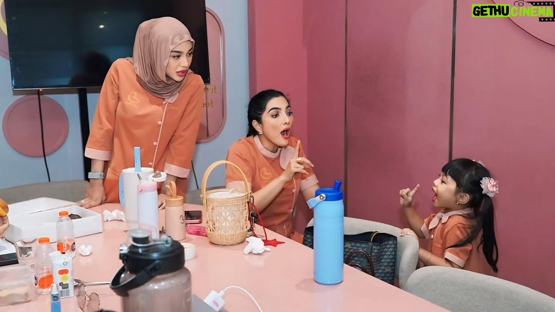 Ashanty - 32.3K Likes - Alhamdulillah ya Allah, pembukaan @lumiere.pusat diberi kelancaran..
Terima kasih semua yg udah suka dan kangen sama menu2 dari Lumiere!!
Rasanya bener2 seperti 6 tahun lalu saat kita mau pembukaan.. hanya aja ini lebih matang, lebih komplit, dan pastinya kedepan akan banyak inovasi2 dari kami😍
Mohon doanya yaa🙏🙏🙏

Outfit by @bloomingelephant