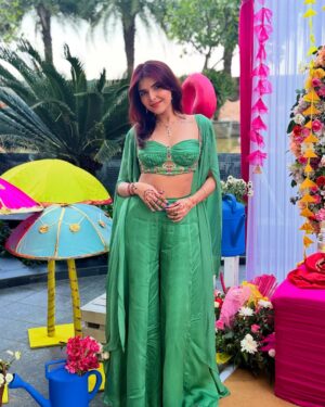 Ashi Khanna Instagram - Spent 20 mins ironing my clothes aur fir gaadi me baithte hi dhappa 🤡 forgot to post these heh🥰💓
.
Wearing: @baisegaba @the.yellow.dot
Jewels: @shoppaksha @spiffypublicrelations