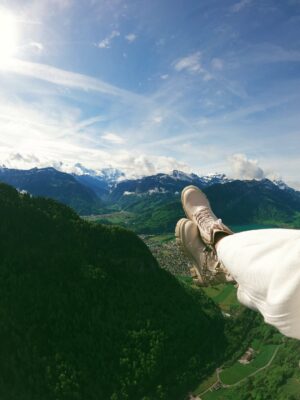 Ashi Khanna Instagram - Interlaken has always been one of my most favourite places to visit in Switzerland- from the scenic views to the craziest adventures, it’s got it all! 🩵🥹 Paragliding in Swiss- check! @interlaken 🇨🇭 @myswitzerlandin #TravelWithAk #Hosted #Switzerland #Interlaken