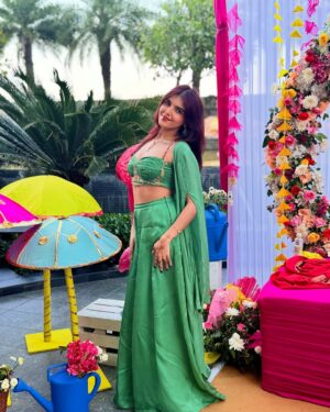 Ashi Khanna Instagram - Spent 20 mins ironing my clothes aur fir gaadi me baithte hi dhappa 🤡 forgot to post these heh🥰💓
.
Wearing: @baisegaba @the.yellow.dot
Jewels: @shoppaksha @spiffypublicrelations