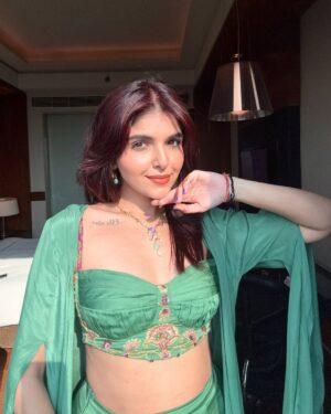 Ashi Khanna Instagram - Spent 20 mins ironing my clothes aur fir gaadi me baithte hi dhappa 🤡 forgot to post these heh🥰💓
.
Wearing: @baisegaba @the.yellow.dot
Jewels: @shoppaksha @spiffypublicrelations