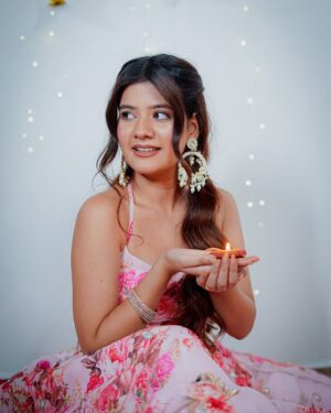 Ashima Saxena Instagram - Desi वातावरण 🦢🪷

( Diwali , Diwali outfit , Diwali post , Diwali 2024 ) 

#diwali #diwalivibes✨ #diwalioutfit 
( Diwali ,