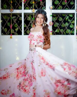 Ashima Saxena Instagram - Desi वातावरण 🦢🪷

( Diwali , Diwali outfit , Diwali post , Diwali 2024 ) 

#diwali #diwalivibes✨ #diwalioutfit 
( Diwali ,