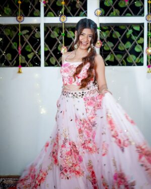 Ashima Saxena Instagram - Desi वातावरण 🦢🪷
( Diwali , Diwali outfit , Diwali post , Diwali 2024 )
#diwali #diwalivibes✨ #diwalioutfit
( Diwali ,