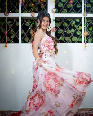 Ashima Saxena Instagram - Desi वातावरण 🦢🪷

( Diwali , Diwali outfit , Diwali post , Diwali 2024 ) 

#diwali #diwalivibes✨ #diwalioutfit 
( Diwali ,