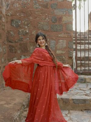 Ashima Saxena Instagram - Alexa find my Ranjha 🦢✨

Wearing @trendy_iconn 

#ashimaxfam #traditional #outfit #explore #indian