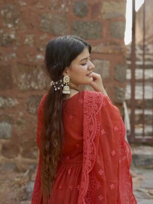 Ashima Saxena Instagram - Alexa find my Ranjha 🦢✨
Wearing @trendy_iconn
#ashimaxfam #traditional #outfit #explore #indian