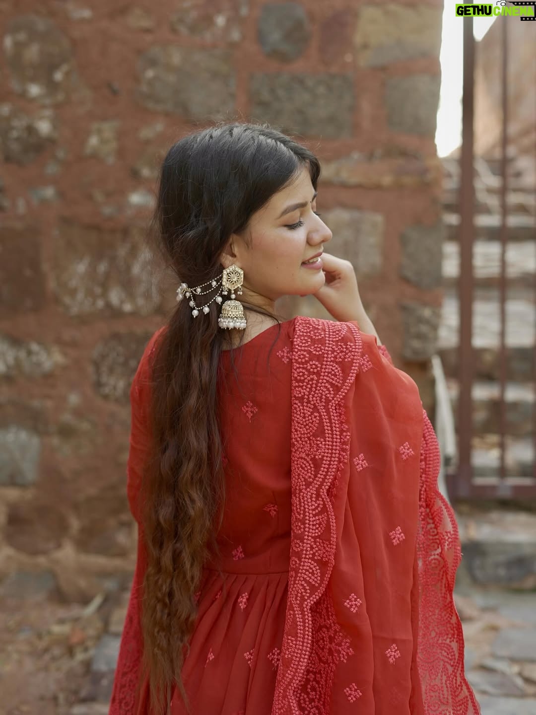 Ashima Saxena - 9.7K Likes - Alexa find my Ranjha 🦢✨

Wearing @trendy_iconn 

#ashimaxfam #traditional #outfit #explore #indian