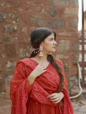 Ashima Saxena Instagram - Alexa find my Ranjha 🦢✨

Wearing @trendy_iconn 

#ashimaxfam #traditional #outfit #explore #indian