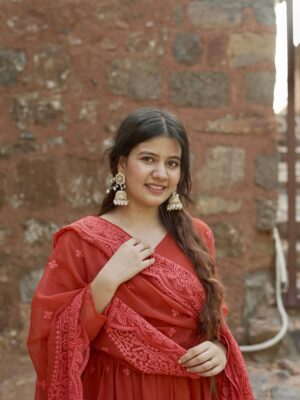 Ashima Saxena Instagram - Alexa find my Ranjha 🦢✨
Wearing @trendy_iconn
#ashimaxfam #traditional #outfit #explore #indian