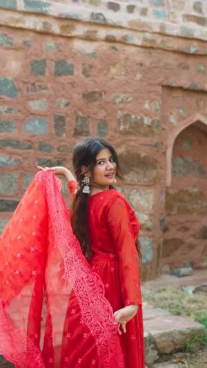 Ashima Saxena Instagram - Ni mai tere piche fir da ni ✨

Wearing @trendy_iconn 

#transition #trending #traditional #ashimaxfam #explore