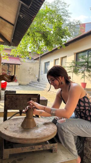 Ashima Saxena Instagram - Turning mud into memories ✨
📍National Crafts Museum 

#pottery #explore #tryingnewthings #instagram