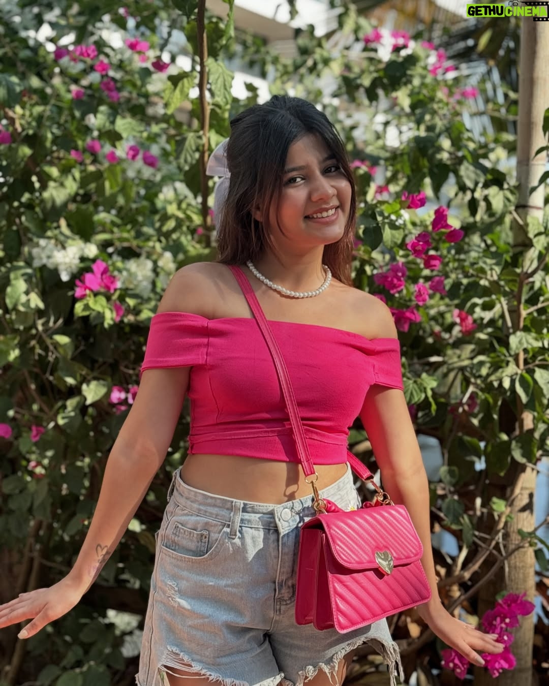 Ashima Saxena - 15.1K Likes - Pretty in pink 🎀

#explore #trending #pink