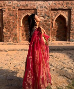 Ashima Saxena Instagram - Romanticising my life w bindis n jhumkas 🪷✨🕊️
Wearing @trendy_iconn
#outfit #indianwear #indianoutfit #traditional