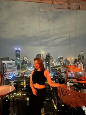 Ashna Habib Bhabna Instagram - I’ve always been the giver in life,
I don’t need nobody
The sky is smiling with me tonight.❤️🐦⬛