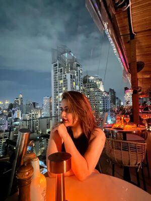 Ashna Habib Bhabna Instagram - I’ve always been the giver in life,
I don’t need nobody
The sky is smiling with me tonight.❤️🐦⬛
